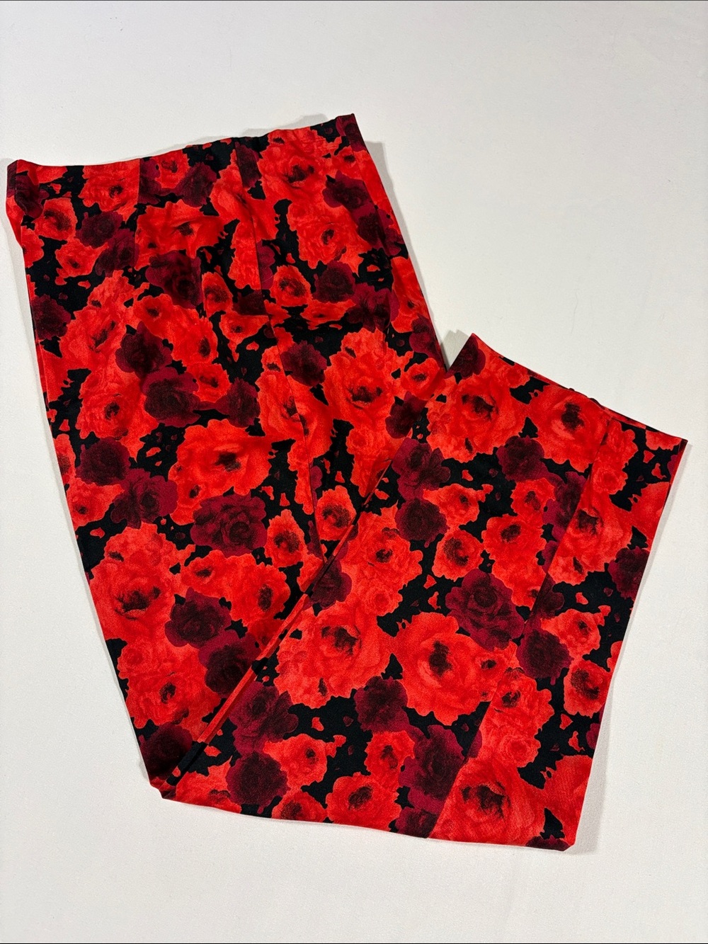 Tribal Red Floral Women's Capris size 8 elastic waist